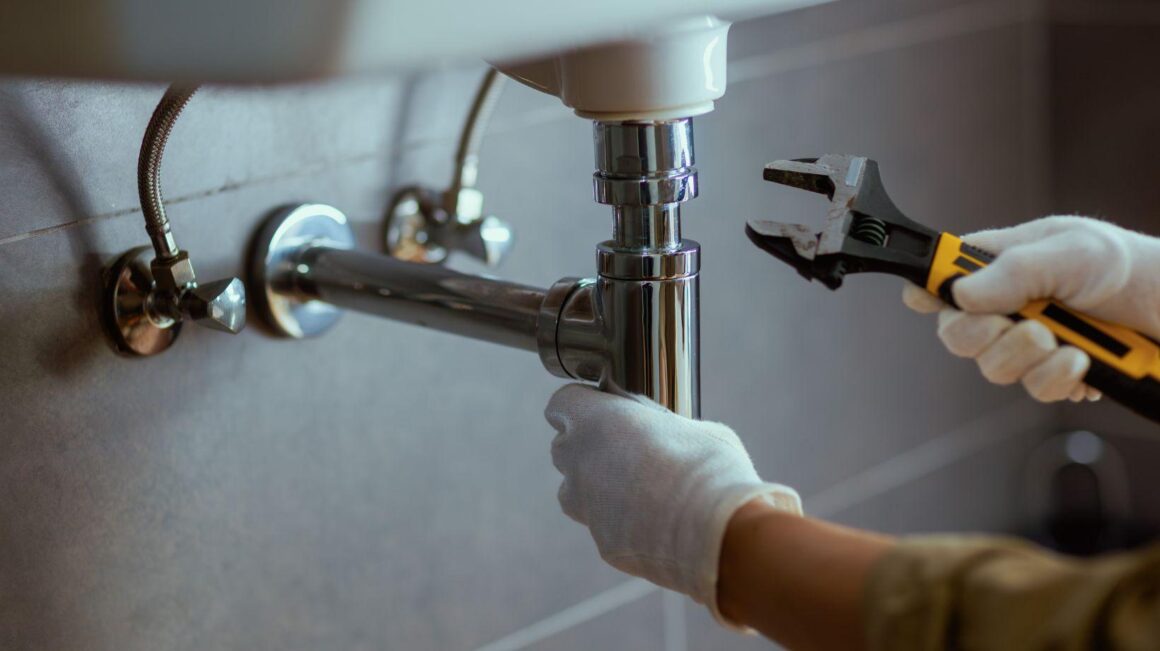 Emergency Plumber vs Standard Plumber: Which Service Should You Choose?
